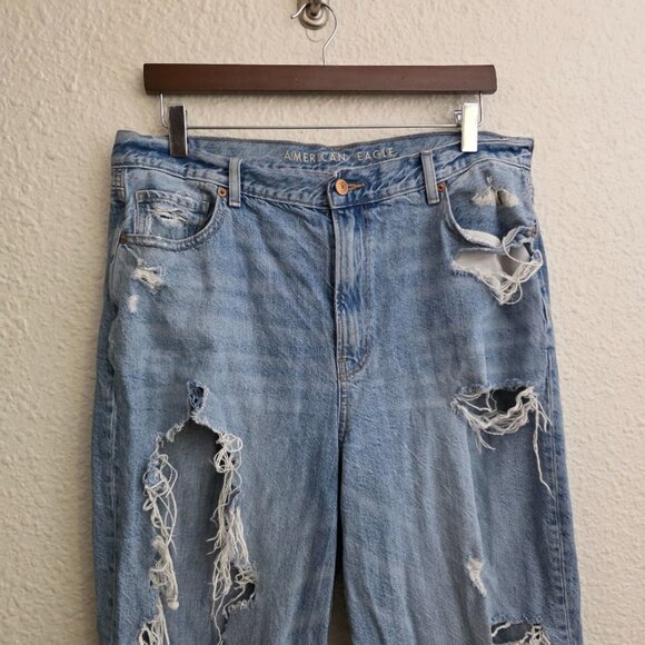 American Eagle Destroyed Relaxed Mom Jeans Light Wash Women's Size 14 X-Short - Picture 2 of 8